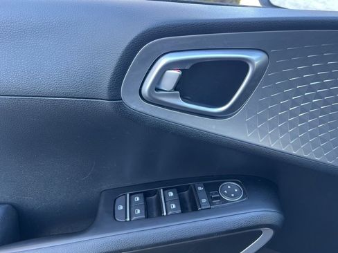 Used 2025 Kia Soul LX w/ LX Technology Package image 9
