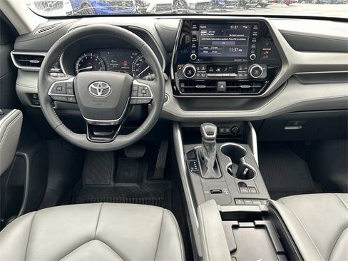 Used 2021 Toyota Highlander XLE image 17