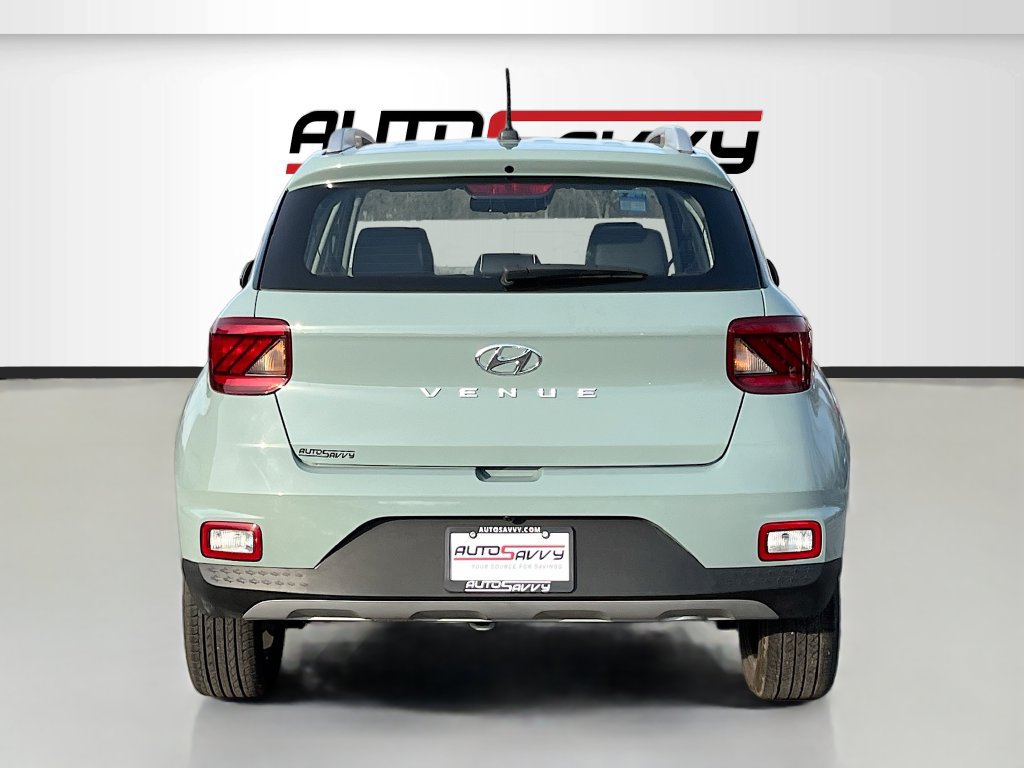 Used 2025 Hyundai Venue Limited FWD image 6