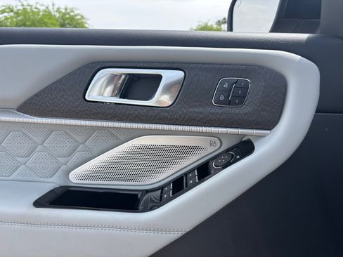 New 2026 Ford Explorer Platinum image 16