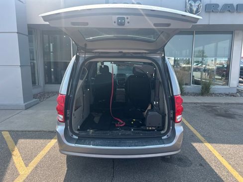 Used 2019 Dodge Grand Caravan SXT FWD image 9