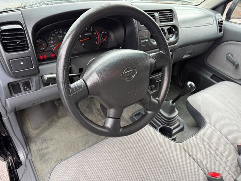 Used 2001 Nissan Frontier XE image 16
