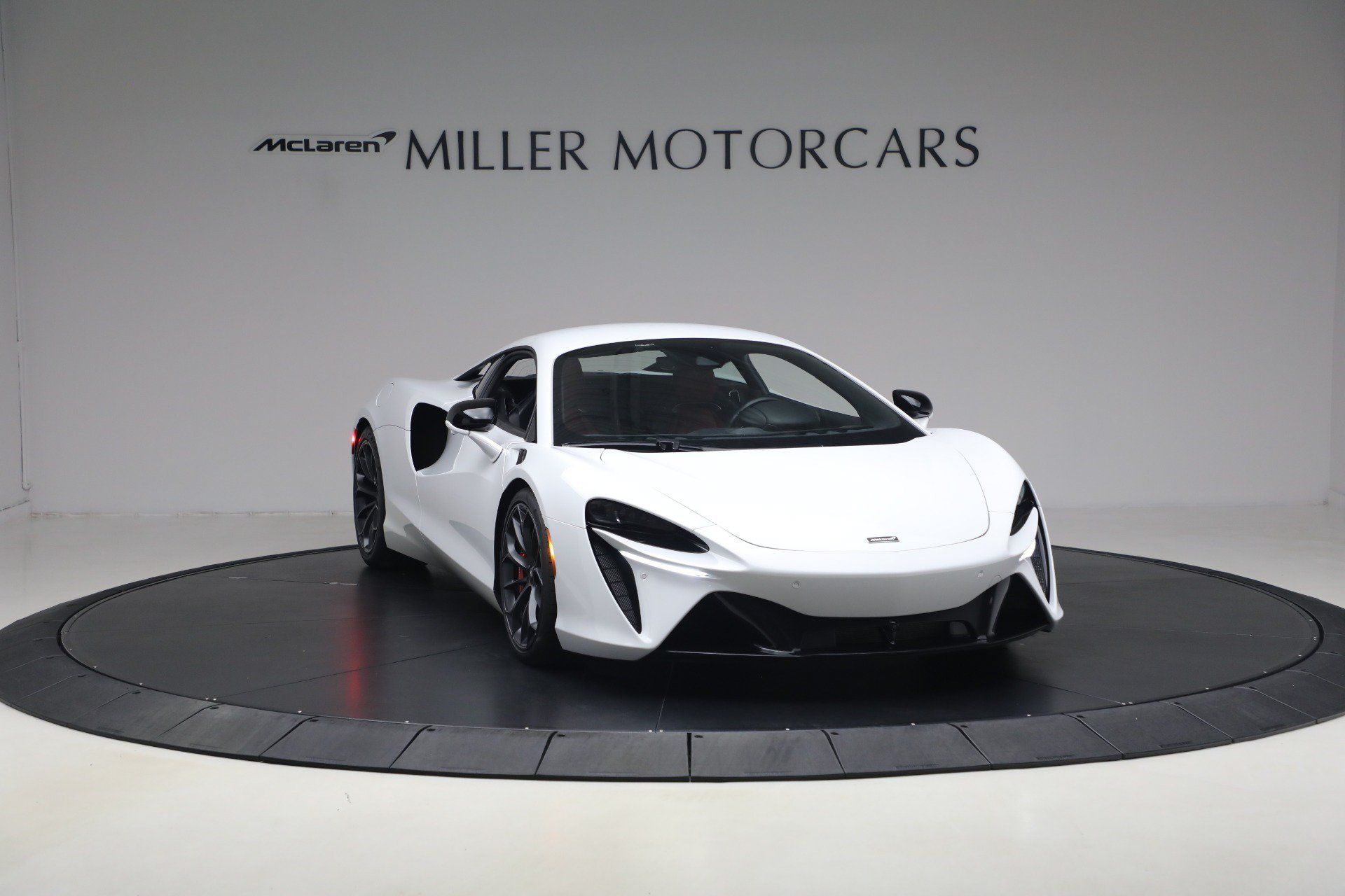 Used 2023 McLaren Artura RWD image 11