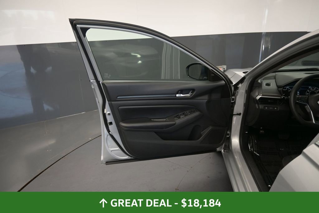 Used 2024 Nissan Altima 2.5 SV FWD image 24