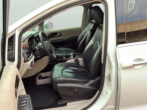 Used 2018 Chrysler Pacifica Touring-L image 22