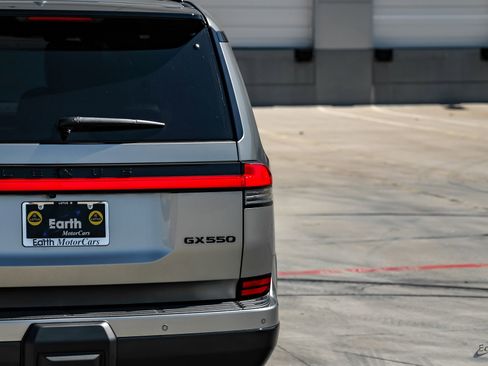 Used 2025 Lexus GX 550 w/ Accessory Package (2T) image 12