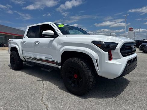 Used 2025 Toyota Tacoma SR5 AWD/4WD image 8