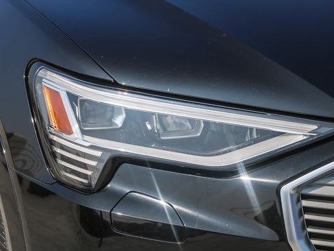 Used 2022 Audi e-tron Premium image 4