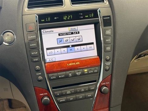 Used 2011 Lexus ES 350 w/ Luxury Pkg & Navigation w/ Preferred Accessory Package FWD image 20