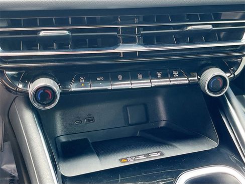 Used 2024 Chevrolet Traverse Z71 image 16