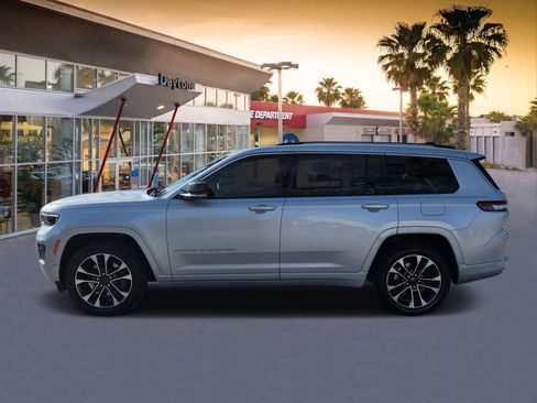 Certified 2023 Jeep Grand Cherokee L Overland w/ Advanced Protech Group III AWD/4WD image 6