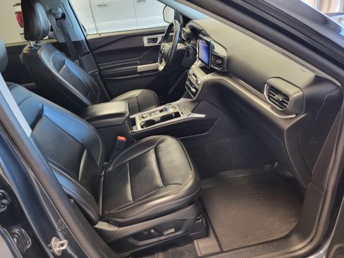 Used 2022 Ford Explorer XLT w/ Equipment Group 202A AWD/4WD image 15