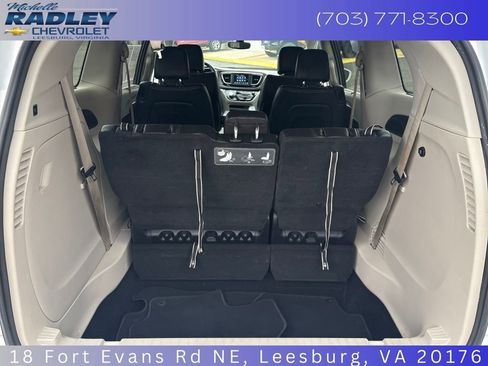 Used 2019 Chrysler Pacifica Touring-L image 11