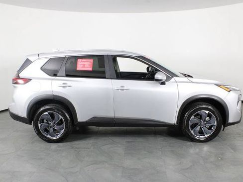 Certified 2025 Nissan Rogue SV FWD image 11