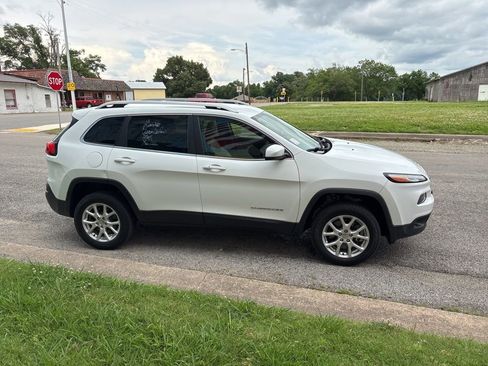 Used 2017 Jeep Cherokee Limited w/ Luxury Group AWD/4WD image 8