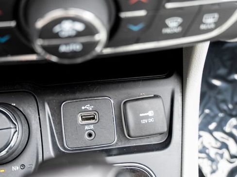 Used 2019 Jeep Cherokee Limited w/ Luxury Group AWD/4WD image 39