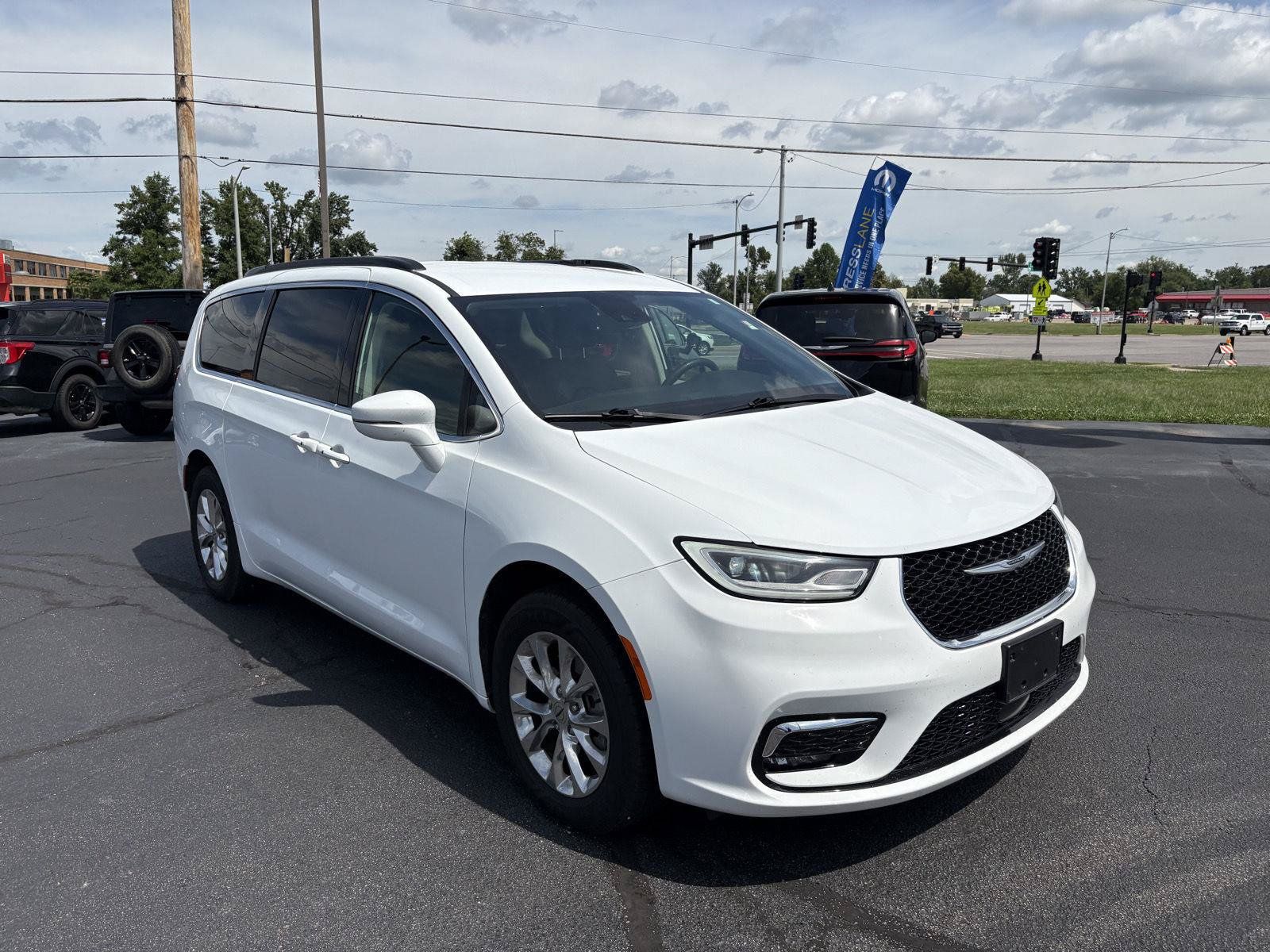 Used 2022 Chrysler Pacifica Touring-L AWD/4WD image 2