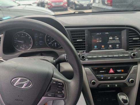 Used 2017 Hyundai Elantra SE FWD image 3