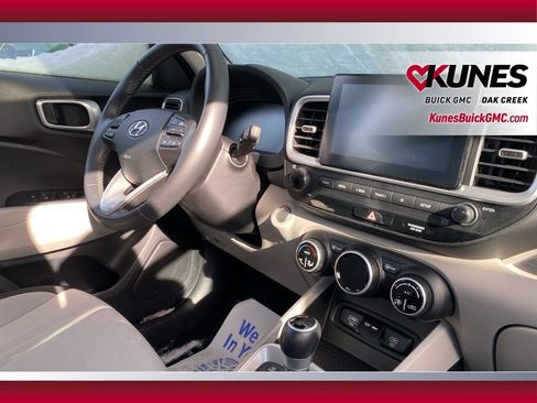 Used 2025 Hyundai Venue SEL image 29