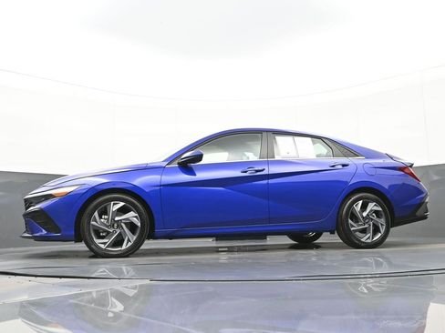 Certified 2025 Hyundai Elantra SEL image 44