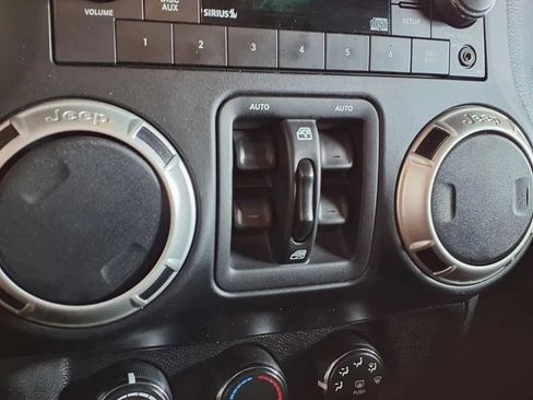 Used 2017 Jeep Wrangler Unlimited Sahara w/ Connectivity Group image 20