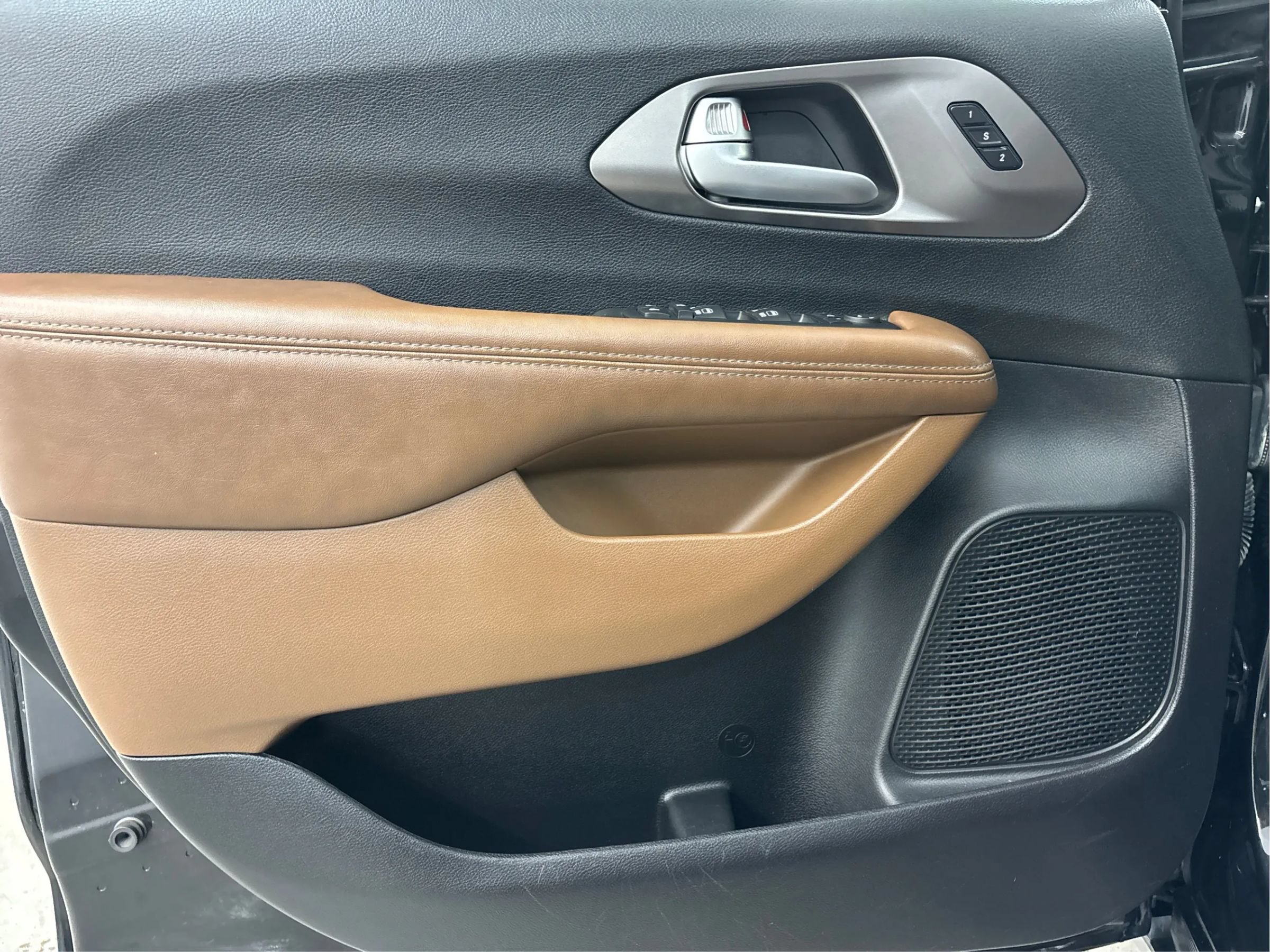 Used 2017 Chrysler Pacifica Limited FWD image 25