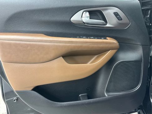 Used 2017 Chrysler Pacifica Limited FWD image 25