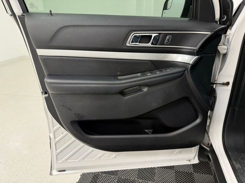 Used 2017 Ford Explorer XLT w/ Equipment Group 202A AWD/4WD image 11