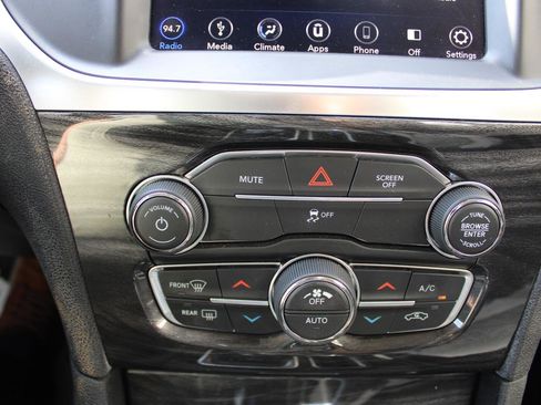 Certified 2019 Chrysler 300 Touring w/ Driver Convenience Group image 21