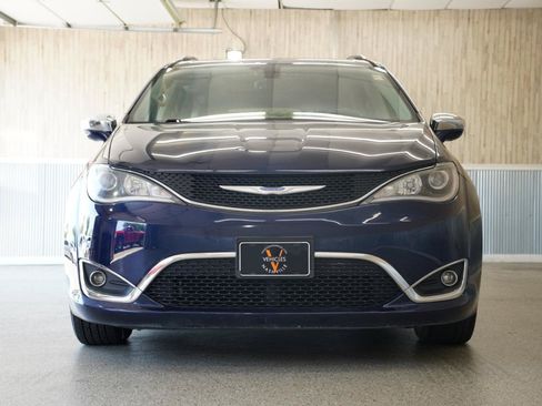 Used 2018 Chrysler Pacifica Limited FWD image 2