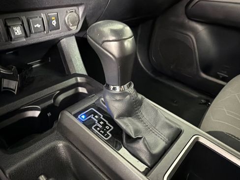 Used 2022 Toyota Tacoma TRD Off-Road AWD/4WD image 30