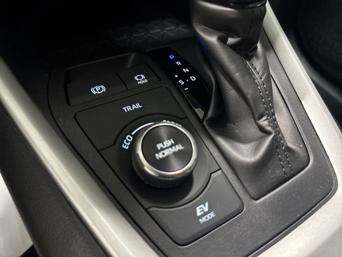 Used 2025 Toyota RAV4 XLE AWD/4WD image 21