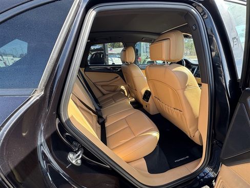 Used 2018 Porsche Macan image 15