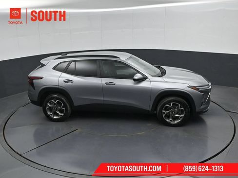 Used 2025 Chevrolet Trax LT w/ LT Convenience Package FWD image 45