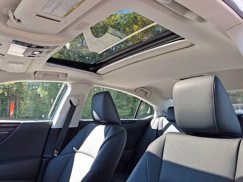 Used 2024 Lexus ES 350 image 18