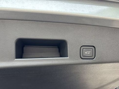 Used 2026 Chevrolet Traverse High Country FWD image 34