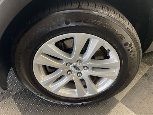 Used 2019 Ford Explorer XLT image 4