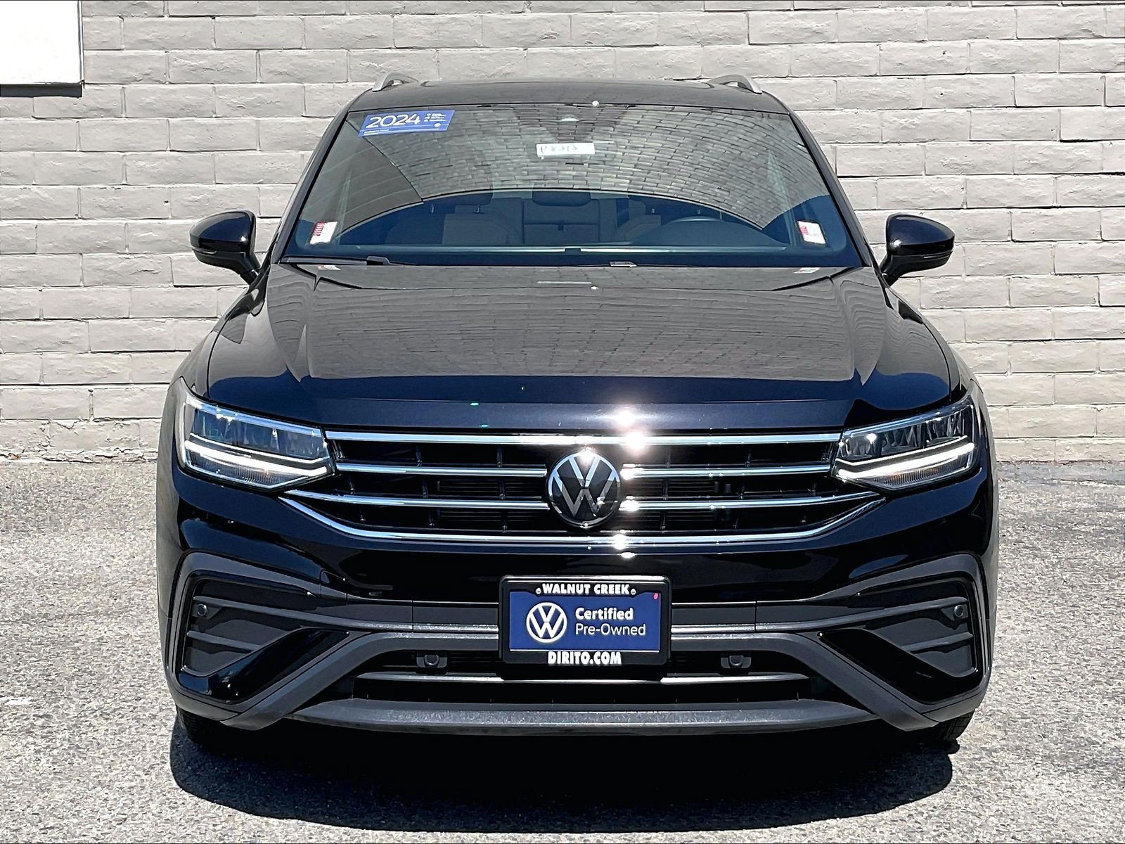 Certified 2024 Volkswagen Tiguan SE w/ Panoramic Sunroof Package AWD/4WD image 2