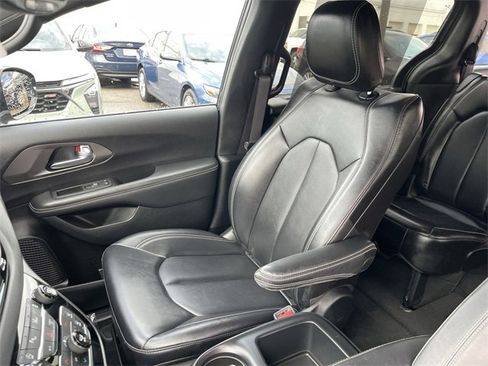 Used 2025 Chrysler Pacifica Select image 24