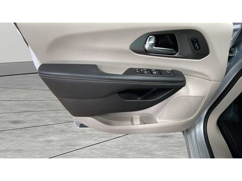 Used 2022 Chrysler Pacifica Touring-L FWD image 10