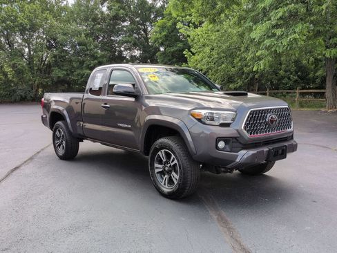 Used 2019 Toyota Tacoma TRD Sport w/ TRD Premium Sport Package AWD/4WD image 3