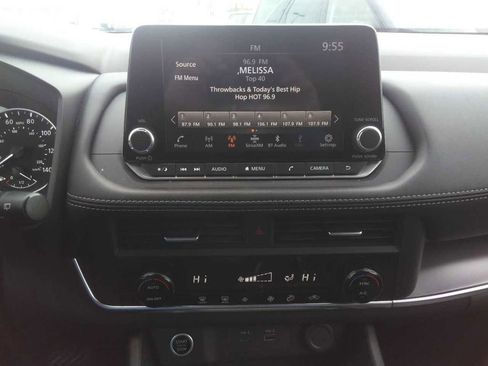 Used 2023 Nissan Rogue SV image 3