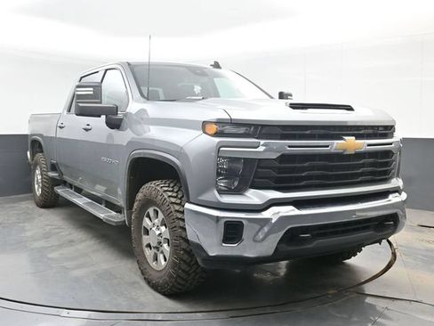 Used 2024 Chevrolet Silverado 2500 LT AWD/4WD image 2