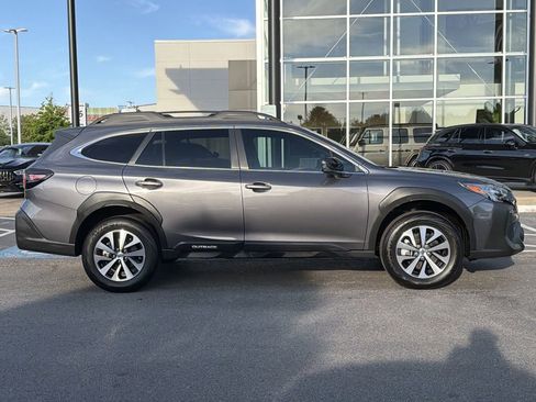 Used 2025 Subaru Outback Premium AWD/4WD image 2