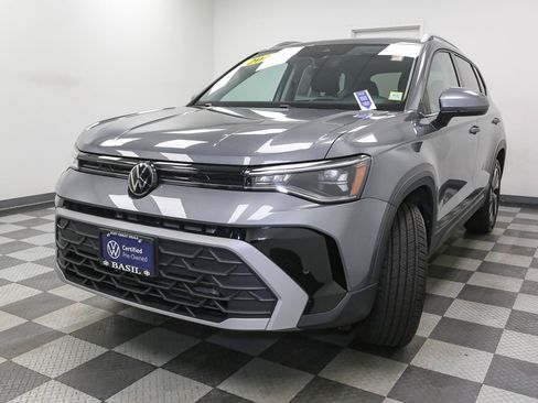 Certified 2025 Volkswagen Taos SE w/ Panoramic Sunroof Package AWD/4WD image 5