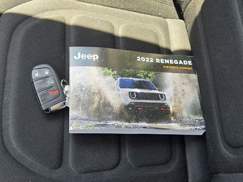 Used 2022 Jeep Renegade Latitude AWD/4WD image 11