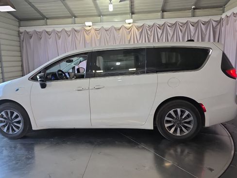 Used 2024 Chrysler Pacifica Limited FWD image 6