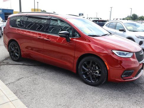 Used 2025 Chrysler Pacifica Limited FWD image 3