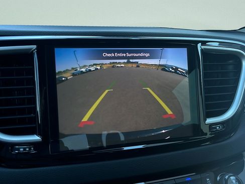Used 2023 Chrysler Pacifica Touring-L FWD image 17