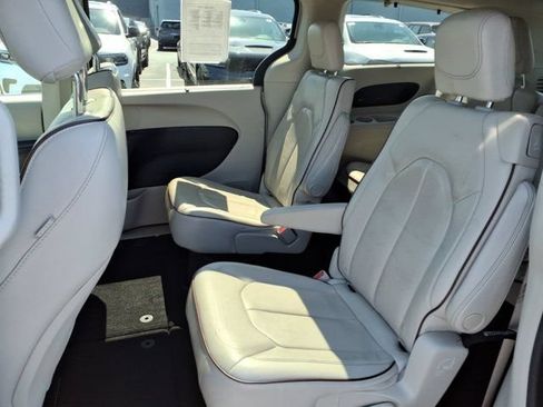 Used 2019 Chrysler Pacifica Limited FWD image 65